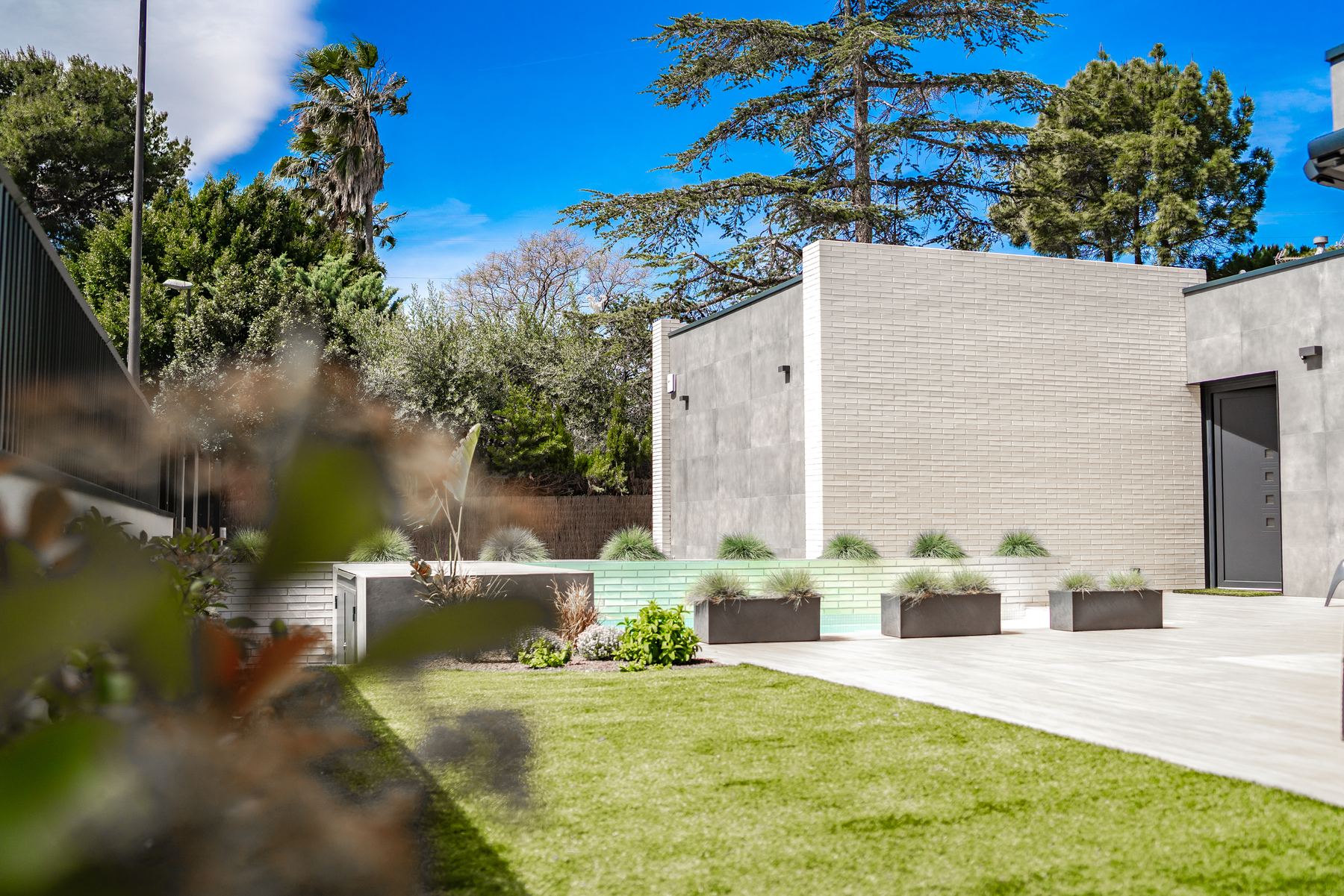 Casa H — Fachada principal jardín