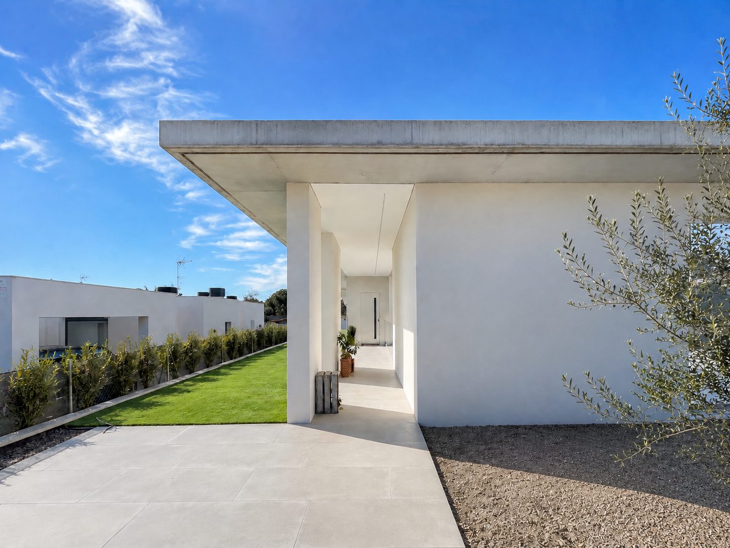 Casa O — Porche cubierta volada