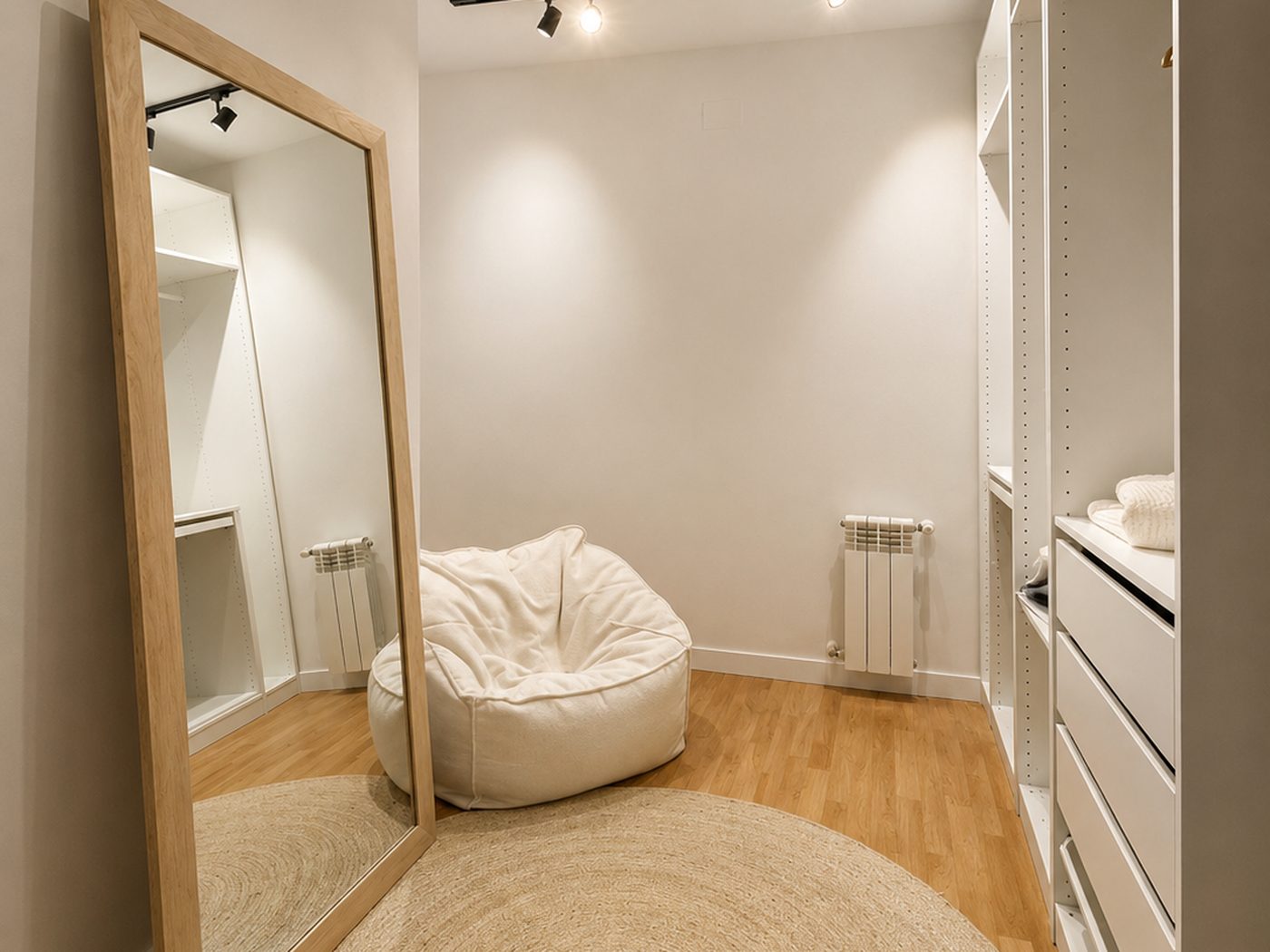 Reforma Casa Tramunta — Dormitorio espejo sillón